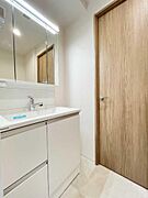 身だしなみもお洒落に演出でき、収納力もあり、実用性を兼ね備えた洗面台です。