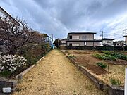 広い庭も駐車場も確保できる351m2の土地。（2026年3月撮影）