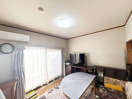 広いリビング、キッチンはカウンターキッチンなので、家族の笑顔が溢れますね!