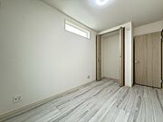 こんなにも陽光が入る洋室は気持ちが良いですね♪落ち着いたカラーで仕上げたリラックス空間です！（2026年4月撮影）