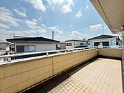 広々としたバルコニーで屋根もついております。急な雨でも洗濯物が濡れずに安心です。（2026年5月撮影）