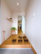 上質感漂う玄関と廊下。居住者の帰り、訪れる方を優しく迎えてくれます。