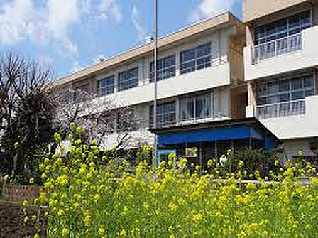 千葉市立寒川小学校(約1300m)徒歩約17分の距離にある小学校です。教育目標に「心豊かにたくましく生きる子どもの育成」を掲げています。