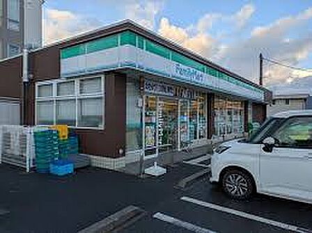 ファミリーマート 千葉末広四丁目店(約600m)徒歩約8分の距離にあるコンビニエンスストアです。いつでも好きな時にお買い物ができます。