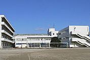 四街道市立四街道北中学校（約750m）徒歩約10分の距離にある中学校です。教育目標に「自ら調べ、考え、判断し、行動する生徒の育成」を掲げています。