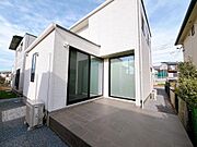 ウッドデッキ付きでお家時間が充実しそうです♪