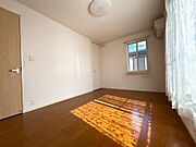 2面採光の洋室はたっぷりの陽光と心地よい風が舞い込みます。クローゼットもありますのでお部屋もスッキリ片付きます。