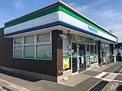 ファミリーマート 千葉若松町店（約180m）徒歩約3分の距離にあるコンビニエンスストアです。いつでも好きな時にお買い物ができます。