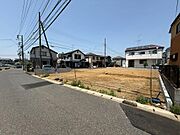 ゆとりのあるお土地は、お庭やカースペースを広くとることができるため暮らしが充実しますね。（2026年5月撮影）