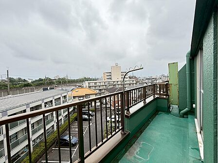 広々としたバルコニーで屋根もついております。急な雨でも洗濯物が濡れずに安心です。(2026年6月撮影)