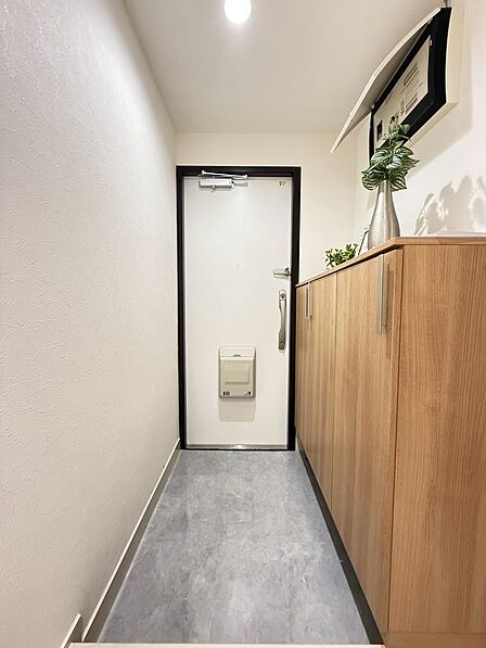 玄関は家族が毎日行き来する出入り口というだけでなく、お客様をお迎えする大切な空間でもあります。（2026年9月撮影）