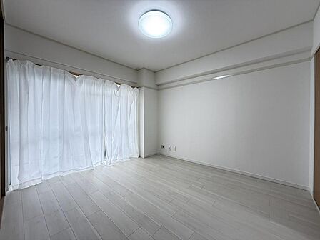明るく開放感のある自分だけのプライベート空間どんな家具をそろえましょうか。。 （2026年9月撮影）