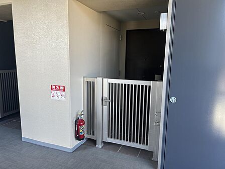 プライバシーと独立性を高める門扉付きの専用ポーチ(約2.35m2)