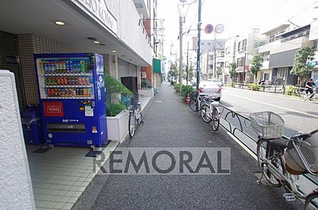 現地前