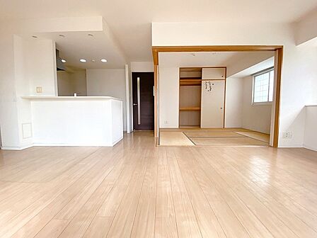 和室にもリビングにも小窓が◎2面採光で明るくパッとした雰囲気のリビング。