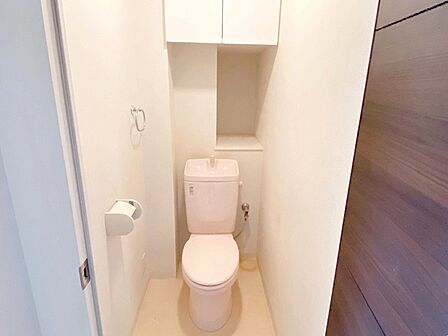 棚があってトイレットペーパーや小物を置ける♪普段使う場所は賢く収納♪