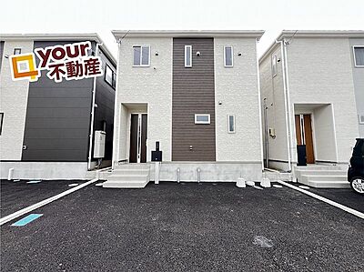 外観:モノトーンでスタイリッシュな外観。駐車スペースもゆとりがあっていいですね♪ 外観:モノトーンでスタイリッシュな外観。駐車スペースもゆとりがあっていいですね♪