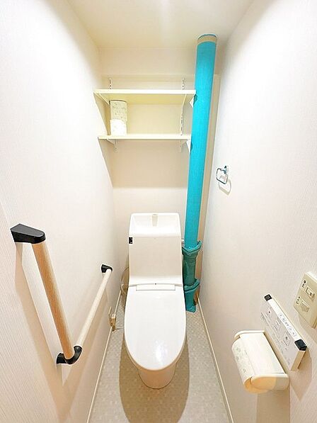 上部に棚を備えた使い勝手の良いトイレ♪ストック類もすっきり収納できます◎