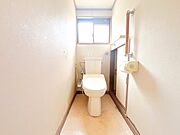 背面に小窓を配置したトイレは、日中電気無しでも明るくて開放的♪