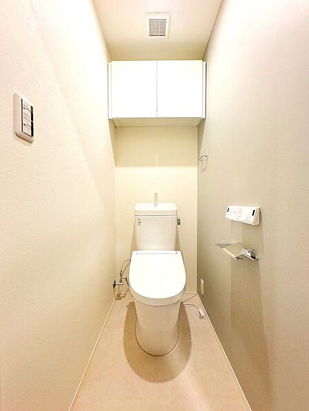 背面に吊戸棚収納を付けたトイレは、収納スペースたっぷり◎予備のトイレットペーパーや小物もスッキリと◎