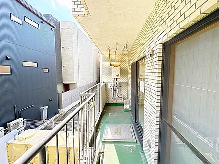 陽当たりのいいバルコニー♪布団や洗濯物を干すときに十分な広さ☆
