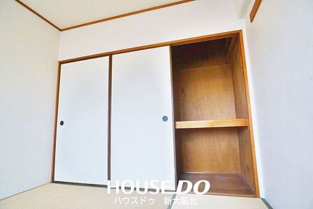 ■6帖和室の押し入れは奥行きがあるので、季節ものの家電や寝具もスッキリと収納できます！