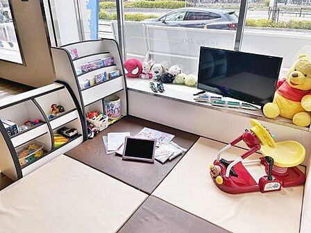 ■キッズスペースがあるのでお子様も退屈せずに過ごせます♪■お子様用タブレット、ぬりえや絵本、おもちゃ等を置いています！■DVD鑑賞も可能です♪■おむつ替えスペースあり◎