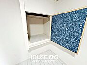 ■床の面積を取らない造り付けの棚！お部屋がよりスッキリ広く見えます♪
