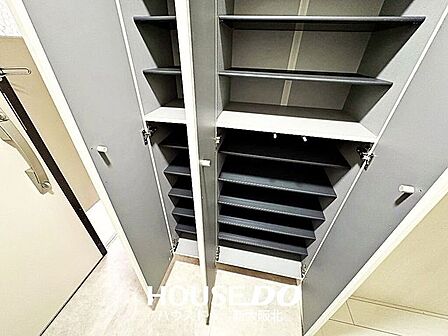 ■いつの間にか増えてしまうご家族の靴もたっぷり収納していただけるシューズボックス!■段の高さ調節ができるのでヒールや高さのある靴も収納可能です!