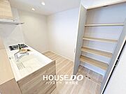 ■キッチンスペースにはパントリーがございます！■可動棚になっているためお好みのレイアウトに変更してお使いいただけます◎