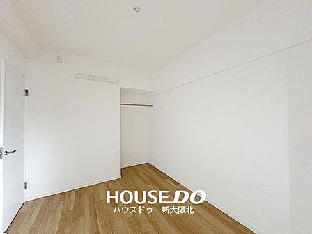 ■白い壁とナチュラルな木目の床・建具の組み合わせがシンプルで落ち着いた雰囲気の室内です！
