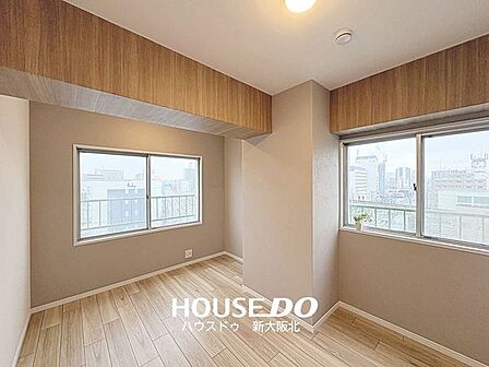 ■玄関横6帖洋室■ダブルベッドを置いても十分なスペースのあるお部屋です!■2面の窓からは外からの光がたっぷりと差し込みます♪毎朝気持ちよく起きられそうですね!