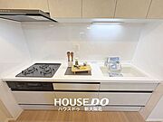 ■上下収納つきのシステムキッチン！■散らかりがちなキッチンツールもスッキリと収納できます！
