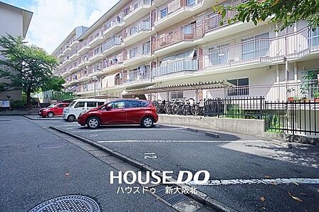 ■平面駐車場は高さ制限に悩む心配もないく、機械式のように出庫までの時間もかからない為とても便利ですよ!■駐車場の空き状況は常に変動していますので最新の空き状況をお調べいたします!