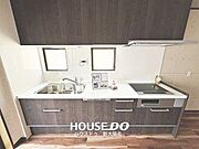 ■壁付きのキッチンは吊戸が作れるので空間を有効活用しつつ、収納を多く確保することができます！■散らかりがちなキッチンツールもスッキリと収納できますね！
