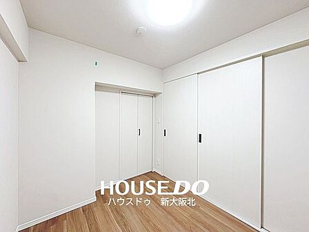 ■キッチン横4.3帖洋室■引き戸はドアに比べてデッドスペースができにくく、空間を無駄なく使うことができます!■家具のレイアウトもしやすいですよ!