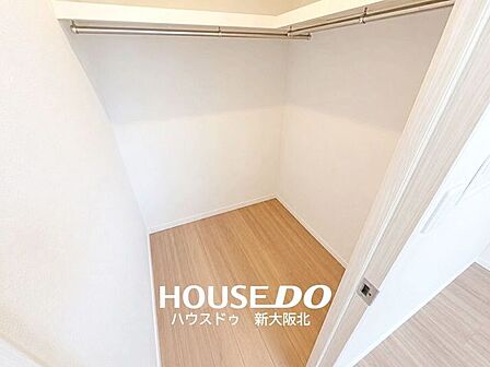 ■玄関横6帖洋室には嬉しいウォークインクローゼットつき♪■オールシーズンの衣服が一か所に収納できるため、衣替えの必要がありません!