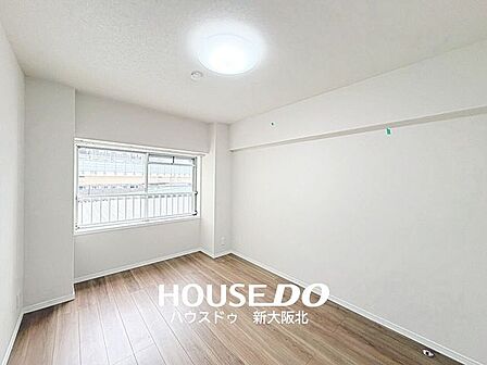 ■玄関横6帖洋室■こちらはリビングを通らずに入室できる独立性の高いお部屋です!■書斎や趣味のスペースとしてもお使いいただけます◎