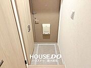 ■ナチュラルテイストで統一された明るい玄関！■収納付きで、すっきりとした空間を保てます♪