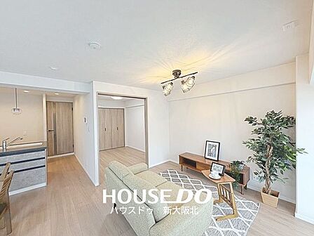 ■L字型リビングで、ダイニングとくつろぎ空間を自然に分けられます♪