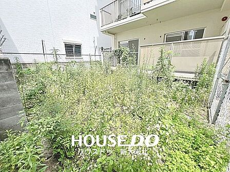 ■戸建て感覚を味わえる専用庭！■家庭菜園はもちろん、ガーデニングやお子様の遊び場など、ご家族のライフスタイルに合わせて多彩に活用できます♪