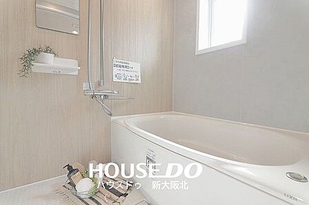 ■白で統一された清潔感のあるバスルーム！■浴室乾燥機付きで梅雨の時期や雨の日のお洗濯にも困りません！もちろん日々のカビ対策にも大活躍しますね♪■寒い冬には暖房機能もあり快適にお風呂に入れます！