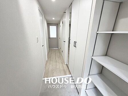 ■シューズボックスの横には可動棚があるため収納力も◎■オープンタイプの可動棚で、高さを変えることができるため、ベビーカー等も置くことができます!