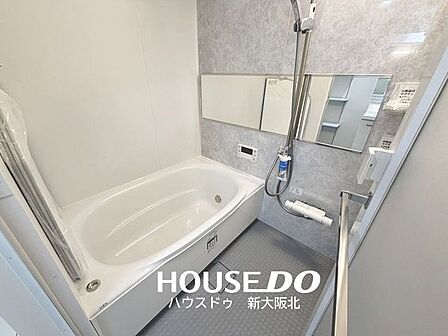 ■広々とした落ち着きのあるバスルームには浴室暖房乾燥機、追い炊き機能も完備しています!■壁の一部がアクセントパネルになっており、おしゃれな空間を演出しています!