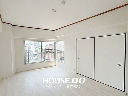 ■リビングのお隣バルコニー側の洋室です。■窓からは気持ちのよい光が差し込みます！毎朝気持ちよく起きられそうですね！