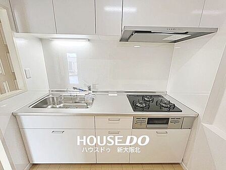 ■壁付きのキッチンに吊戸付き!空間を有効活用しつつ、収納を多く確保することができます!■散らかりがちなキッチンツールもスッキリと収納できますね!