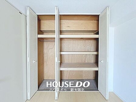 ■壁一面を利用した大容量の収納です!■お部屋がスッキリ片付くだけでなく、新しく収納棚を買い足す必要がないので、初期費用が抑えられそうですね!