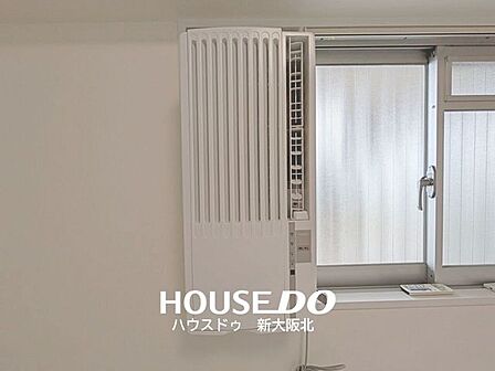 ■玄関入ってすぐの洋室には縦型のエアコン付き!■手軽にお部屋を快適にしてくれます♪