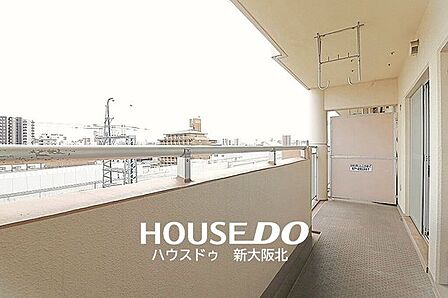■南東向きで陽当り・通風・眺望良好のゆとりのあるバルコニー!■テーブルや観葉植物等を置けばまた違った空間に大変身します!
