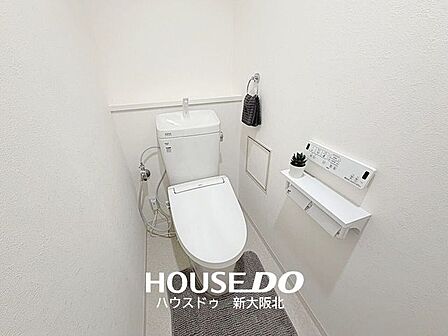■年中いつでも快適にご使用いただける温水便座付きトイレ!■壁掛けリモコンがついているので操作もスムーズです!